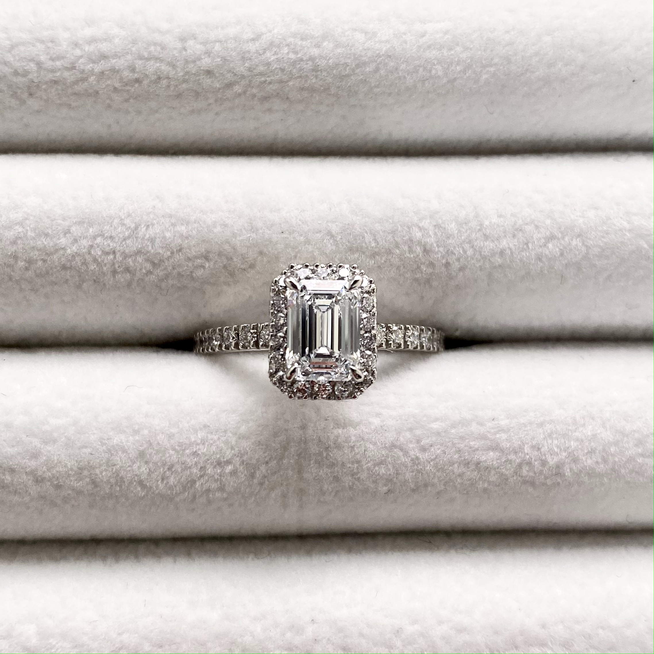 Emerald Cut Halo Half Eternity Ring | ラボグロウンダイヤモンド 婚約指輪