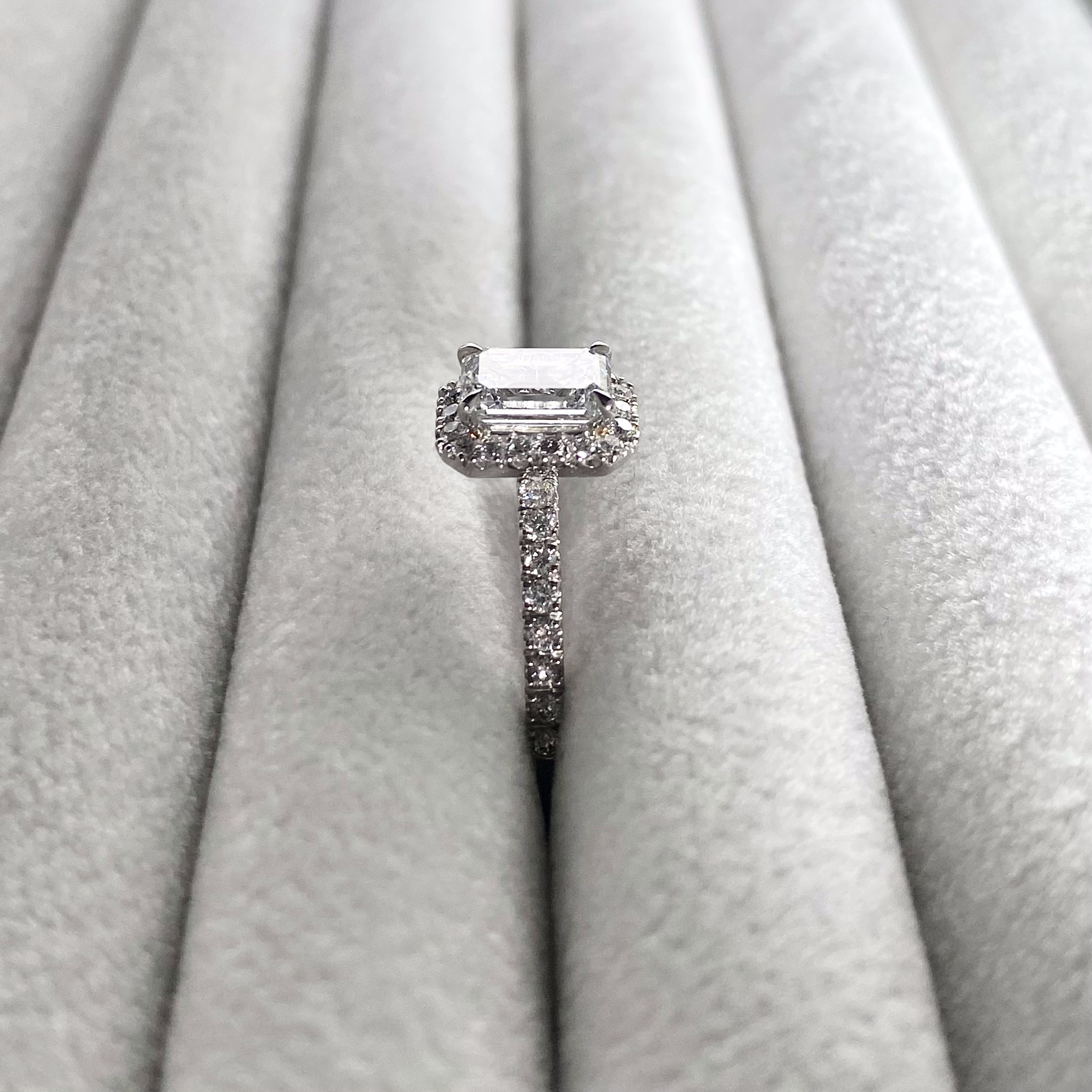 Emerald Cut Halo Half Eternity Ring | ラボグロウンダイヤモンド 婚約指輪