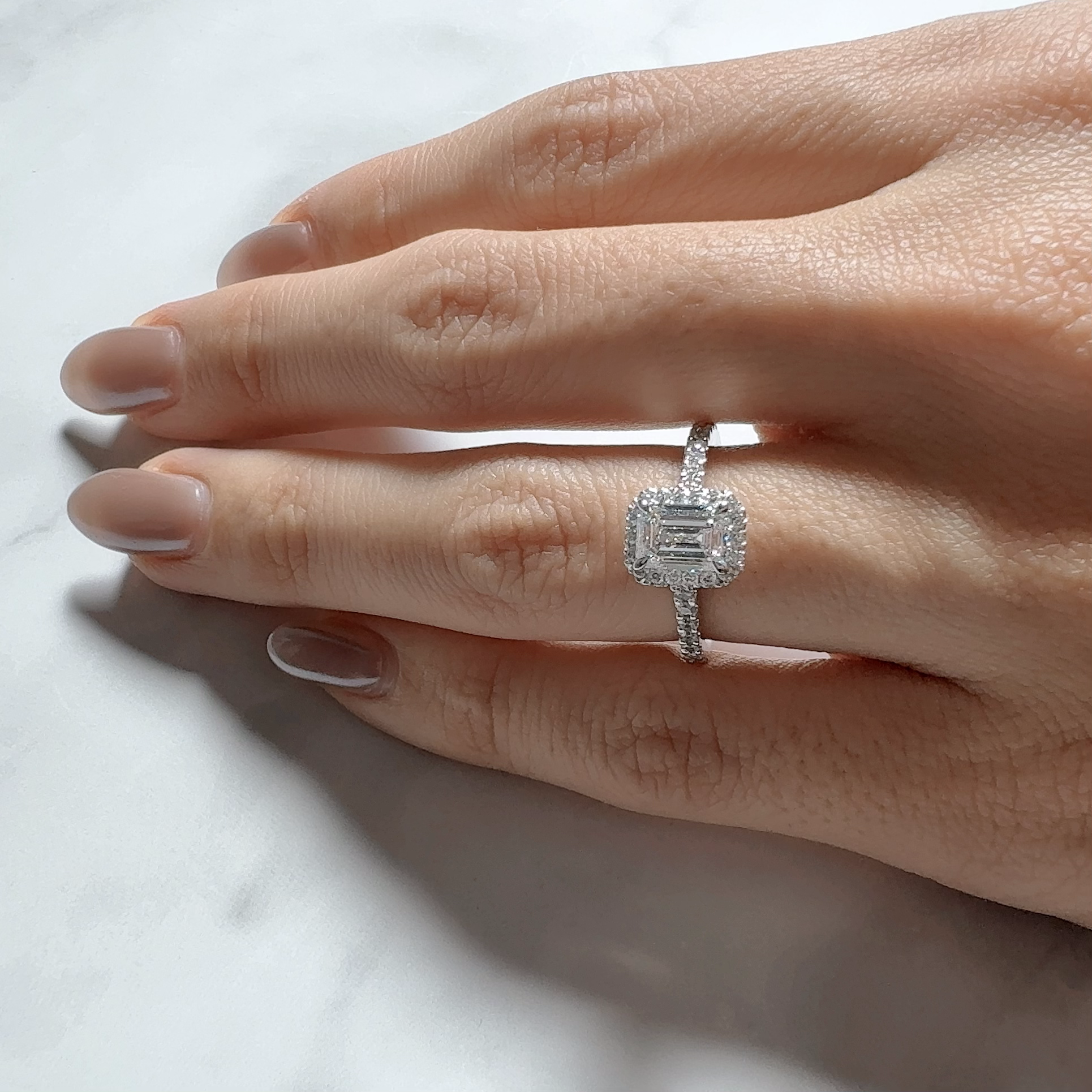 Emerald Cut Halo Half Eternity Ring | ラボグロウンダイヤモンド 婚約指輪