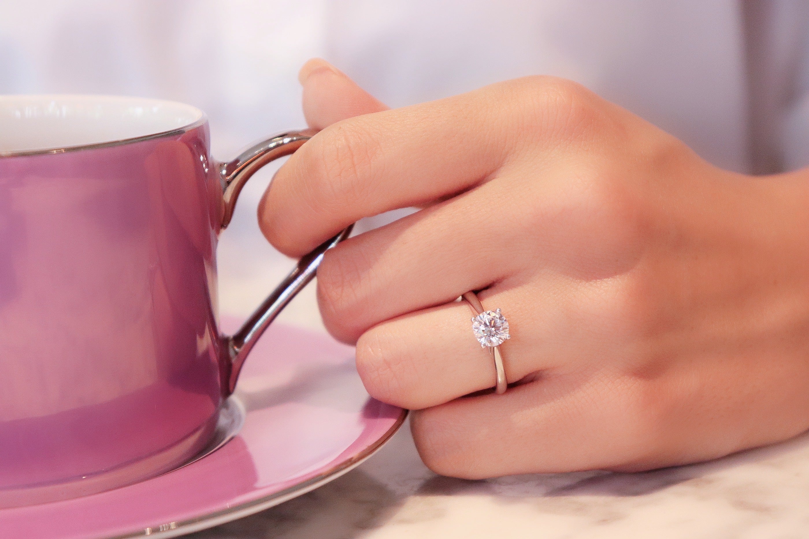 1カラットの高品質なラボグロウンダイヤモンドを使用した婚約指輪 | N